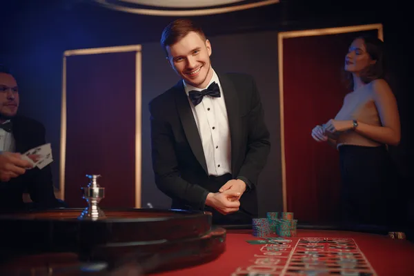 Uma mulher alegre em roupas tradicionais usando seu smartphone durante um momento festivo, mostrando como o app 5YYY se encaixa facilmente no dia a dia.