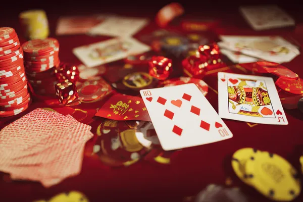 Um homem concentrado em seu laptop com estatísticas ao vivo ao fundo, destacando os recursos dedicados de esportes e jogos do app móvel 5YYY.