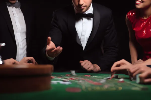 Uma roleta brilhante com fichas em cascata, simbolizando os envolventes jogos ao vivo e instantâneos disponíveis no 5YYY.