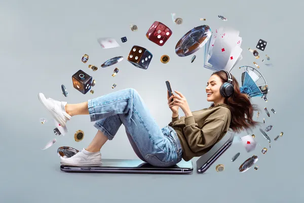 Uma mulher sorrindo perto de máquinas caça-níqueis brilhantes com símbolos de sorte, mostrando as emocionantes opções de slots do 5YYY.