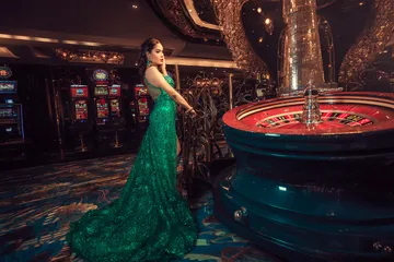 Uma imagem dramática de setes vencedores alinhados em um rolo de slot cercado por moedas douradas brilhantes, simbolizando grandes vitórias.