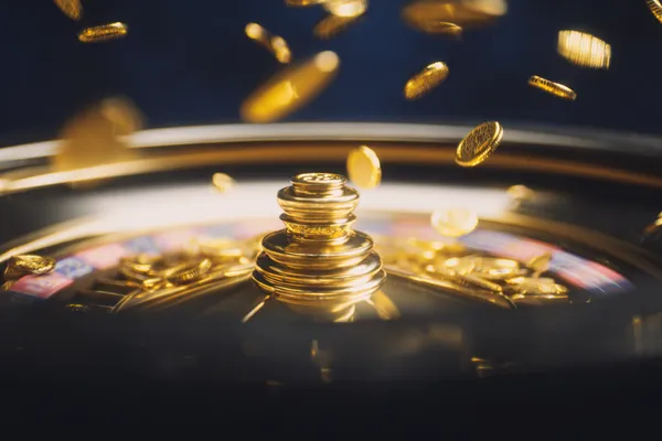 Um dealer confiante cercado por fichas de cassino convidando jogadores a acessar sua conta 5YYY, refletindo opções de login rápidas e fáceis.